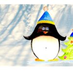 Sapkás pingvin a karácsonyfával